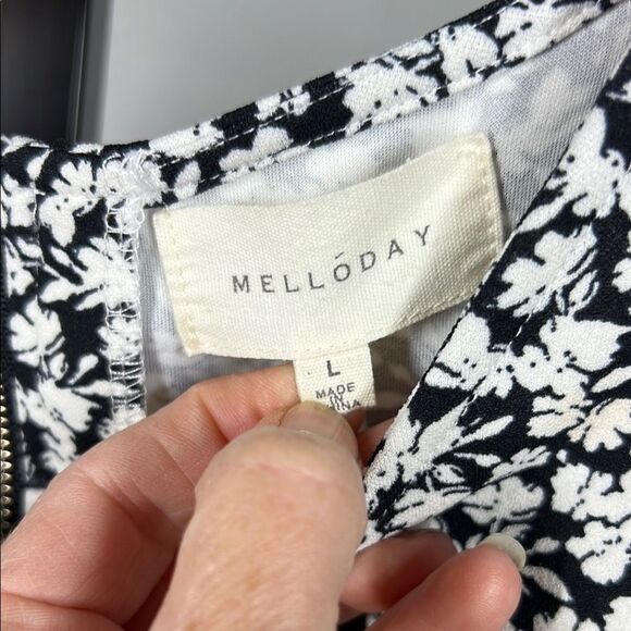 MELLODAY Black and White Fitted Short Sleeve Blouse - Picture 6 of 7